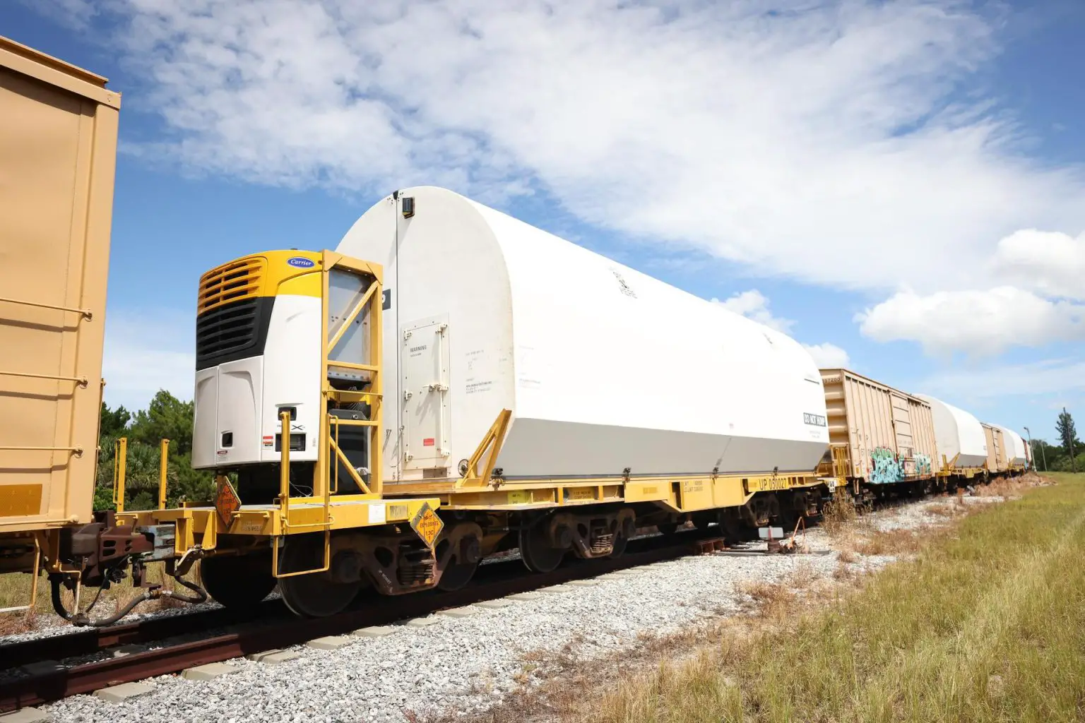 NASA-Space-Launch-System-Rocket-Booster-Segments-Train-1536x1024.webp