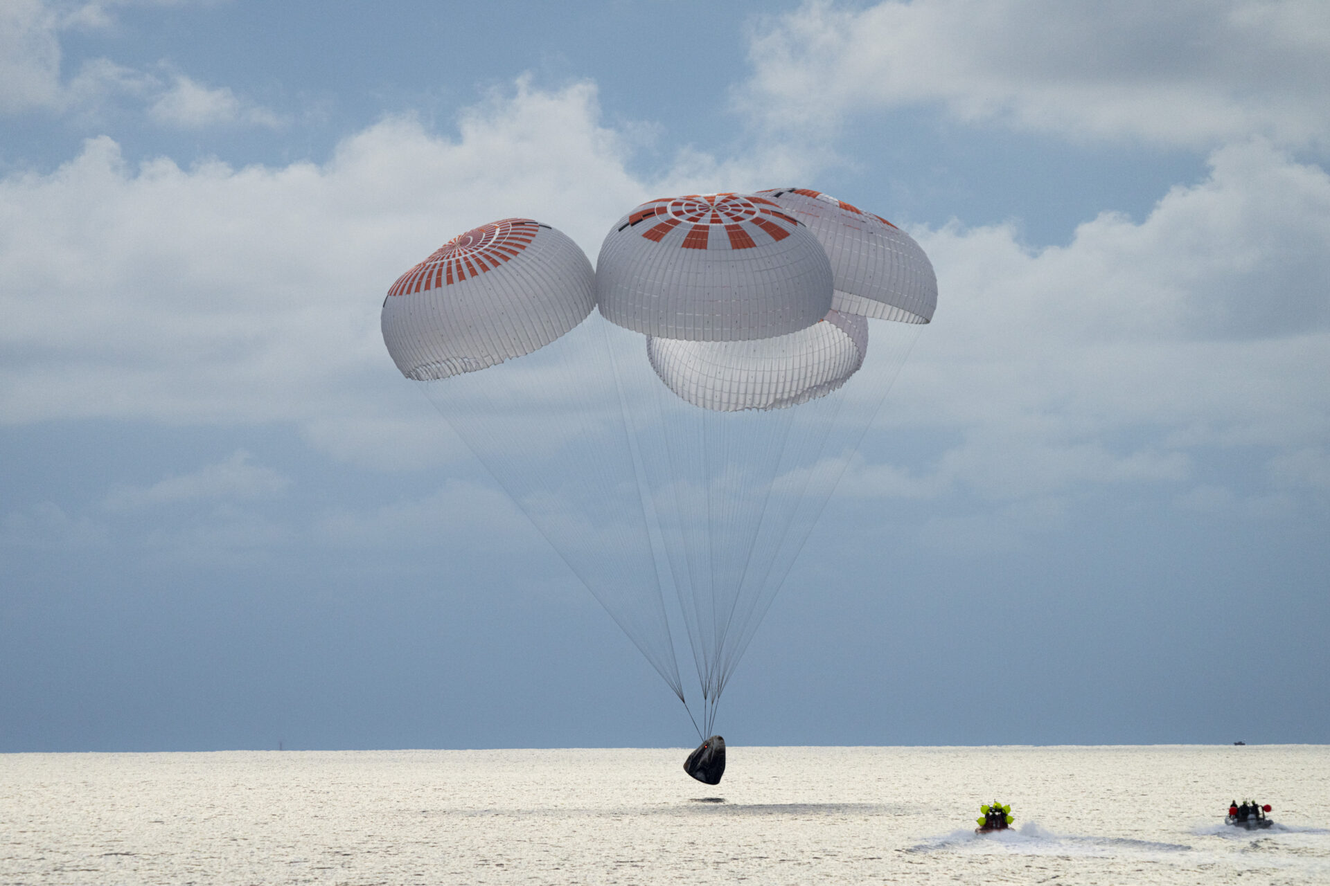 SPACEX-CREW-DRAGON-INSPIRATION4-LANDING-1920x1280.jpeg