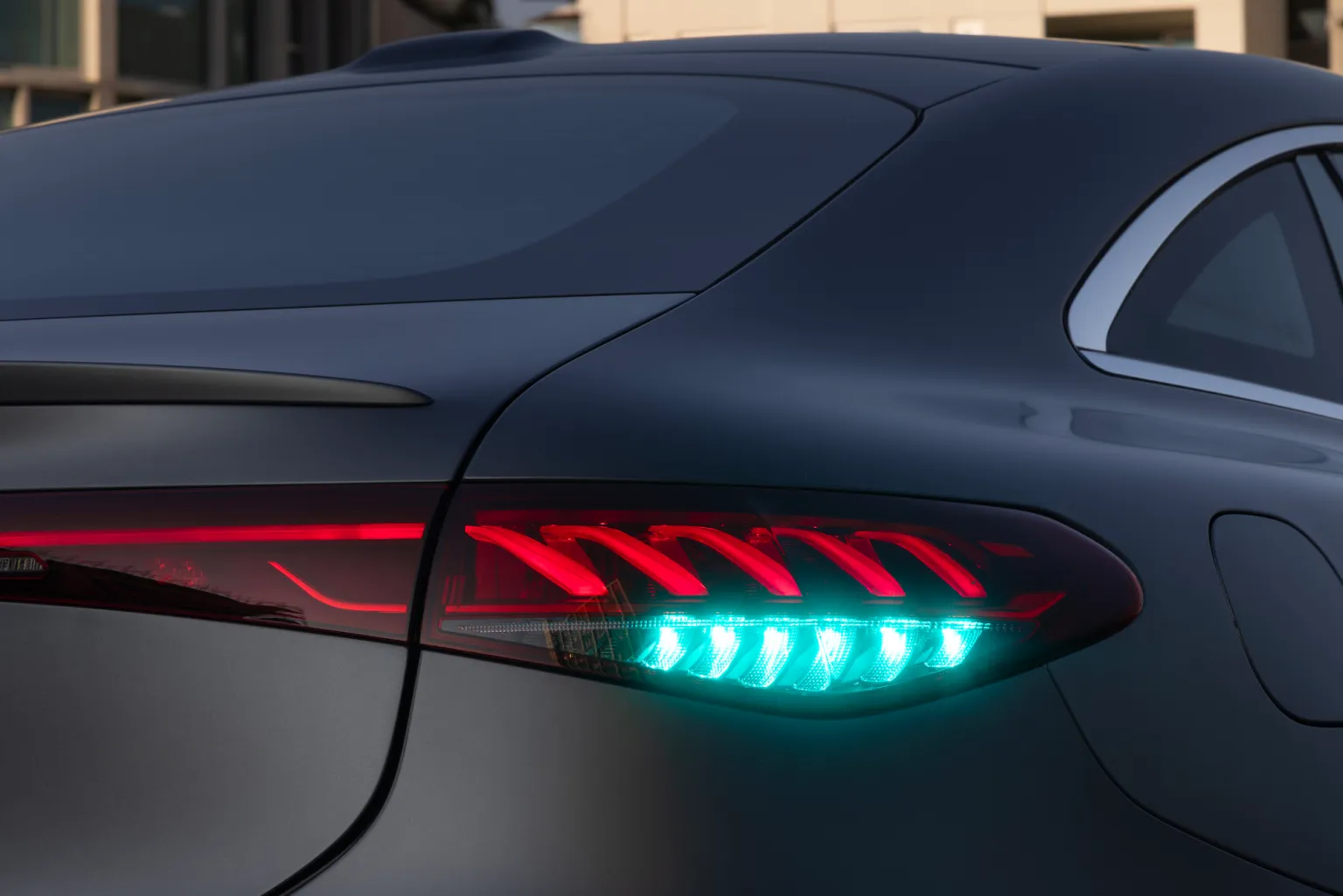mercedes-drive-pilot-lights.webp