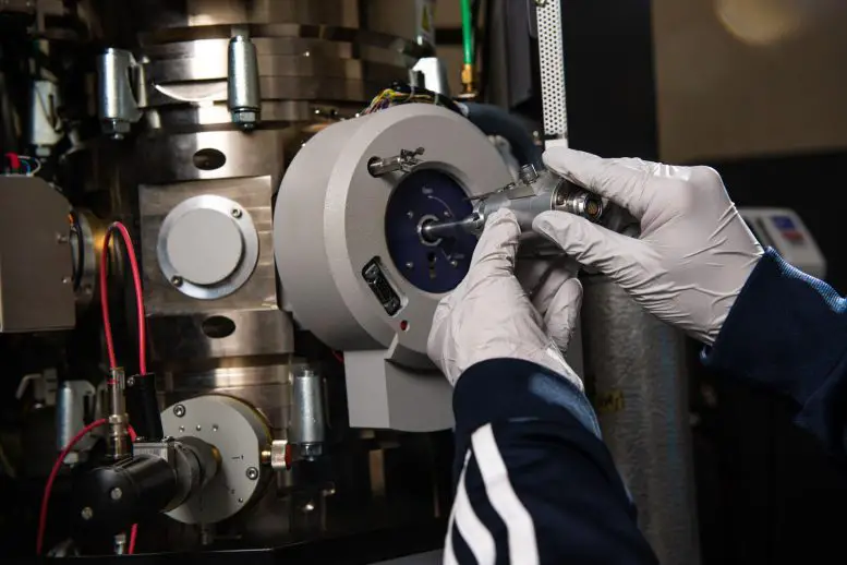 Battery-Researchers-Study-Rechargeable-Battery-Function-777x518.webp