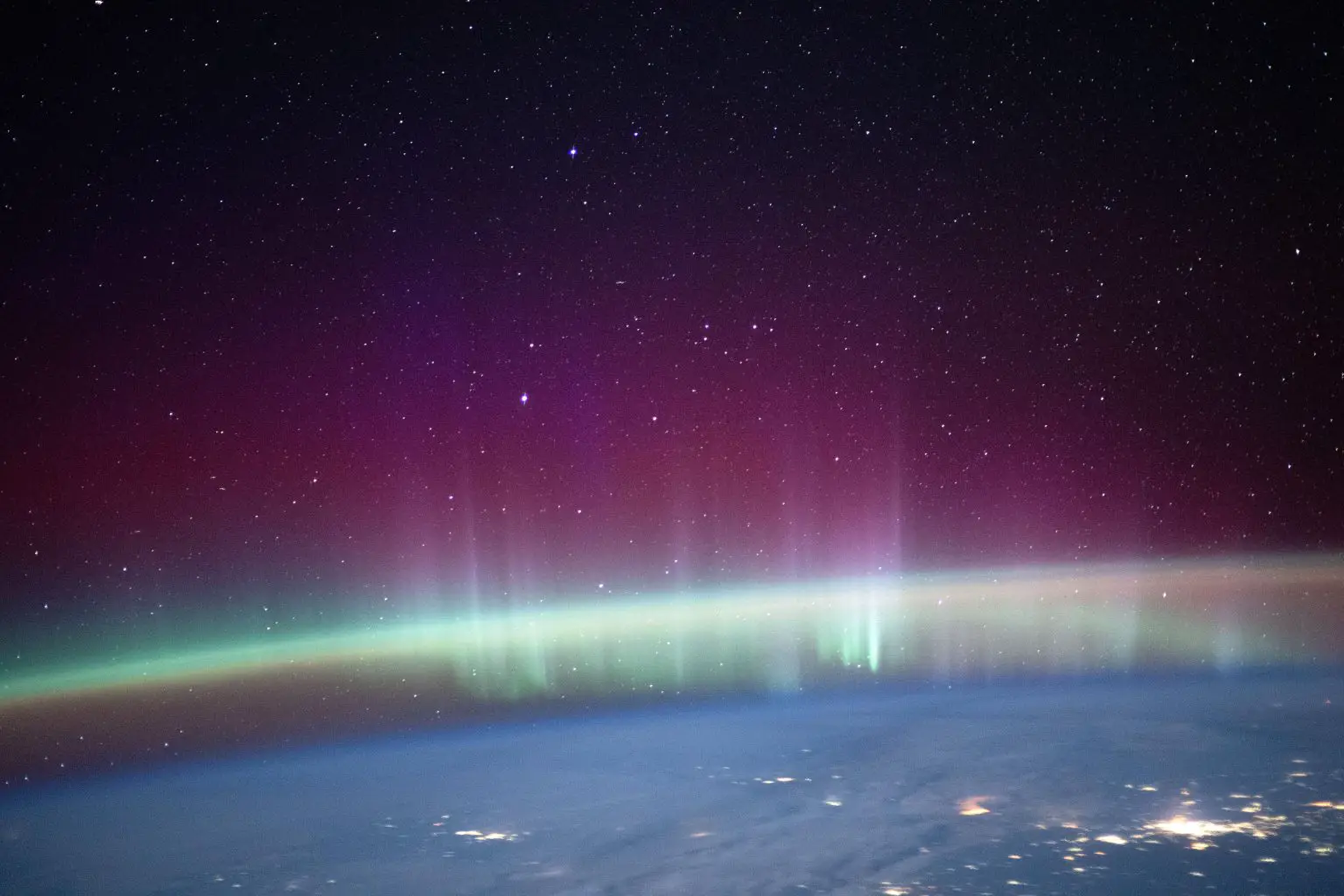 Aurora-Intersects-Earth-Airglow-1536x1024.webp