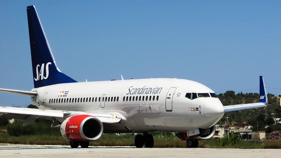 airplane-airport-scandinavian-airlines.jpg