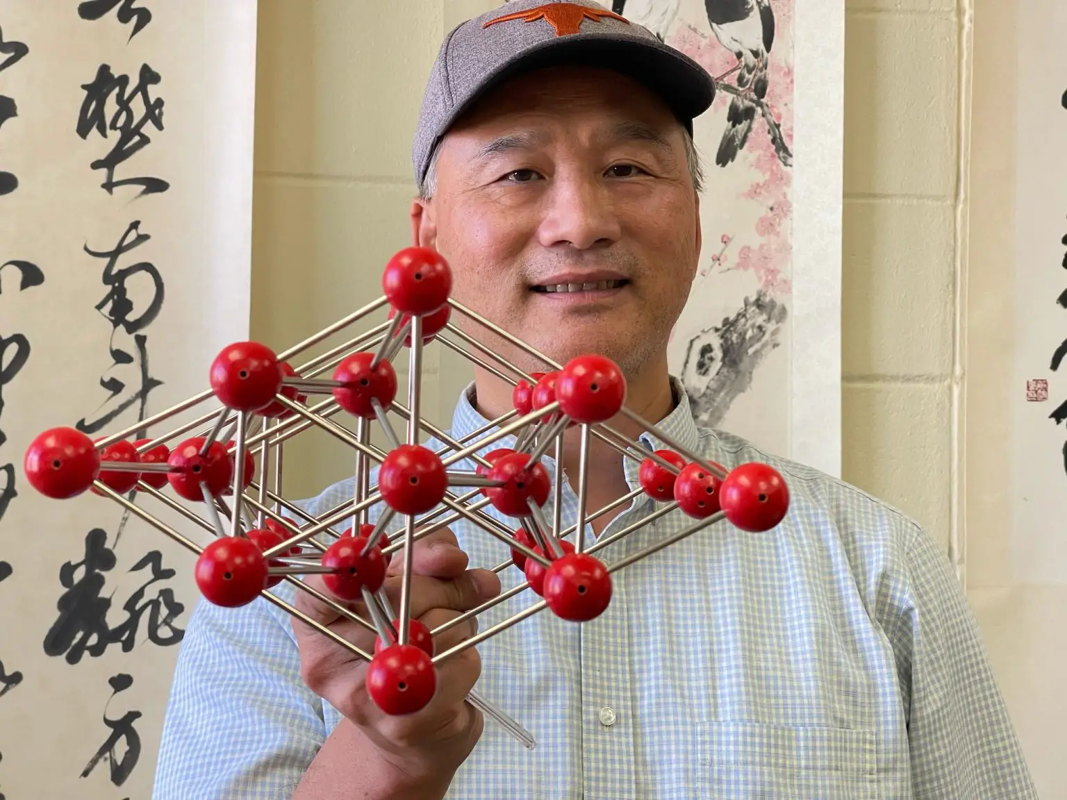 Jung-Fu-Lin-With-Atomic-Model-1536x1152.webp