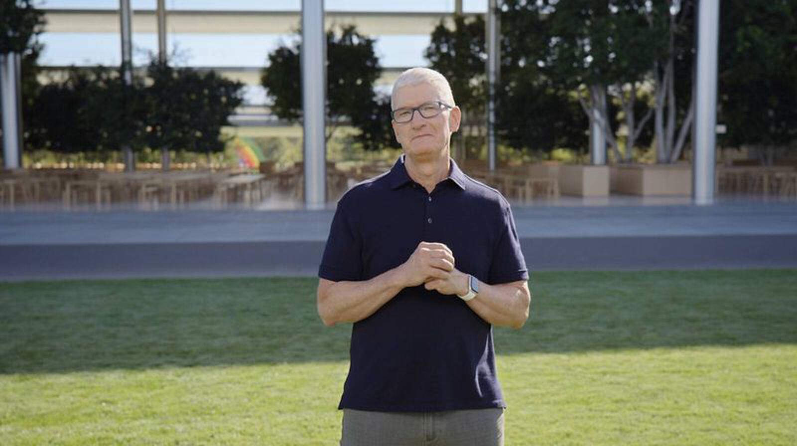 tim-cook-2022-iphone-14.jpg