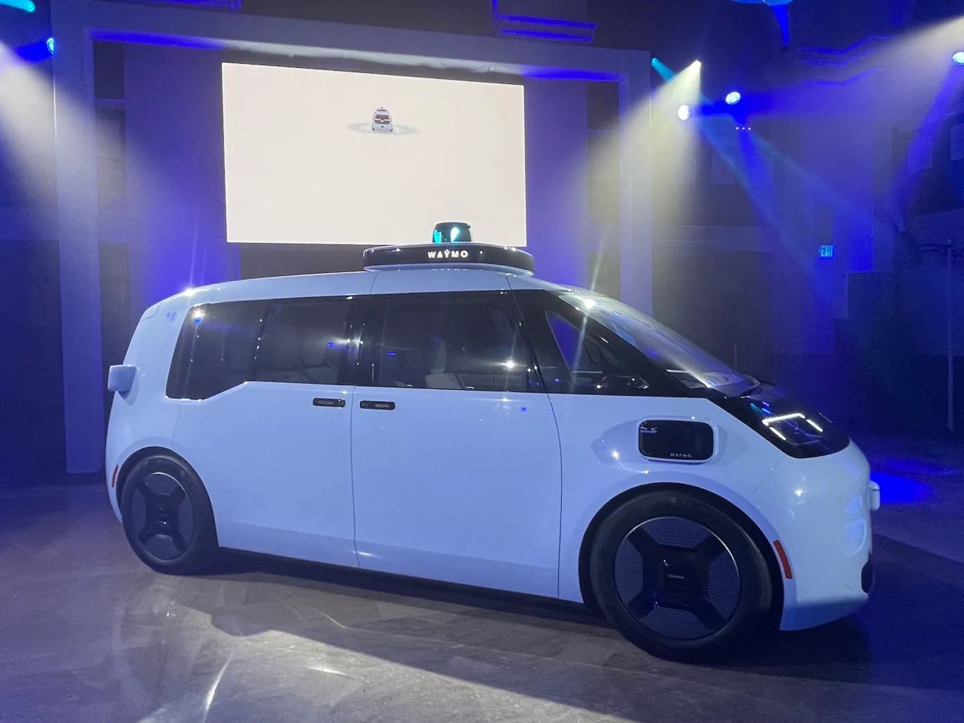 waymo-zeekr-side-view.webp