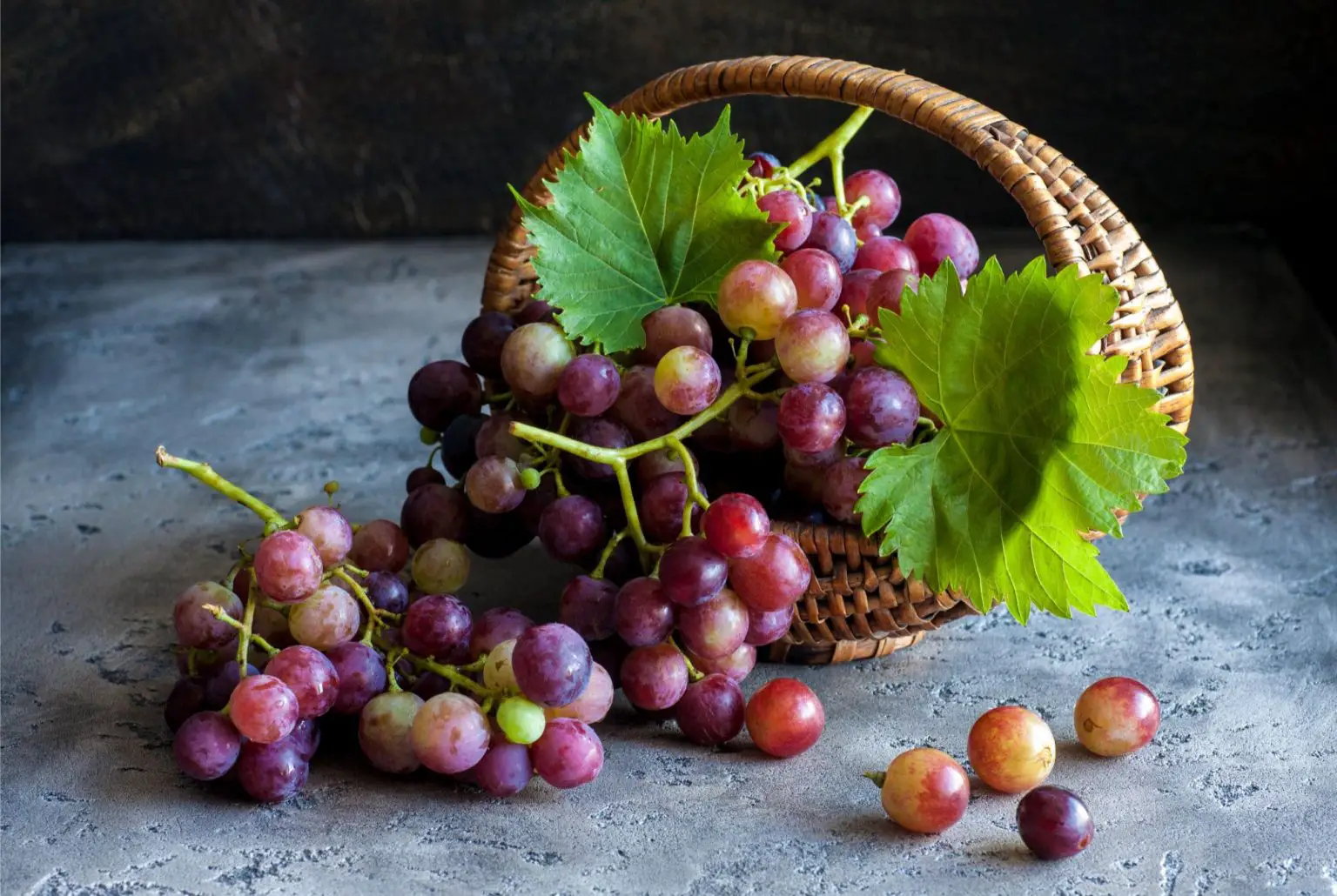 Grapes-in-Bowl-1-1536x1030.webp