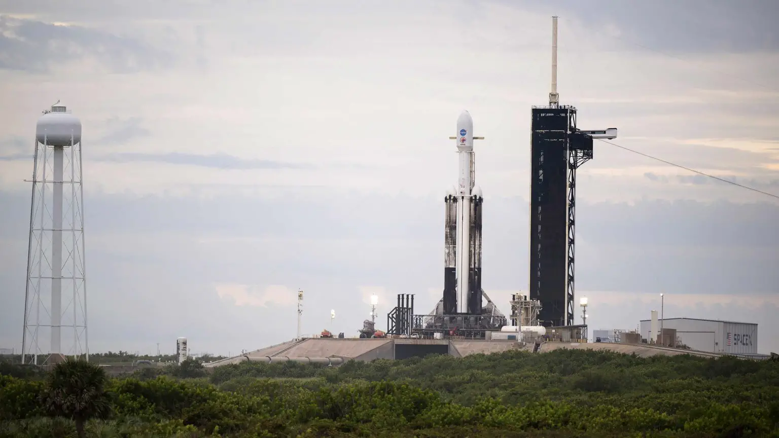 SpaceX-Falcon-Heavy-Rocket-With-Psyche-Spacecraft-Onboard-1536x864.webp