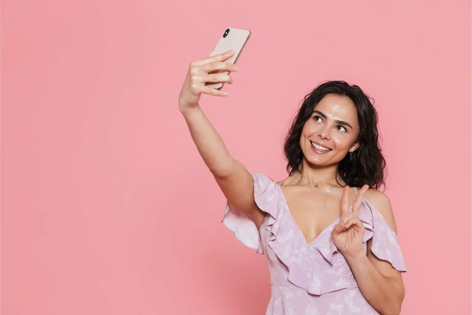Young-Woman-Selfie-1536x1024.webp