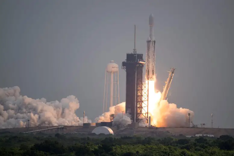 SpaceX-Falcon-Heavy-Rocket-Launches-Psyche-Spacecraf-777x518.webp