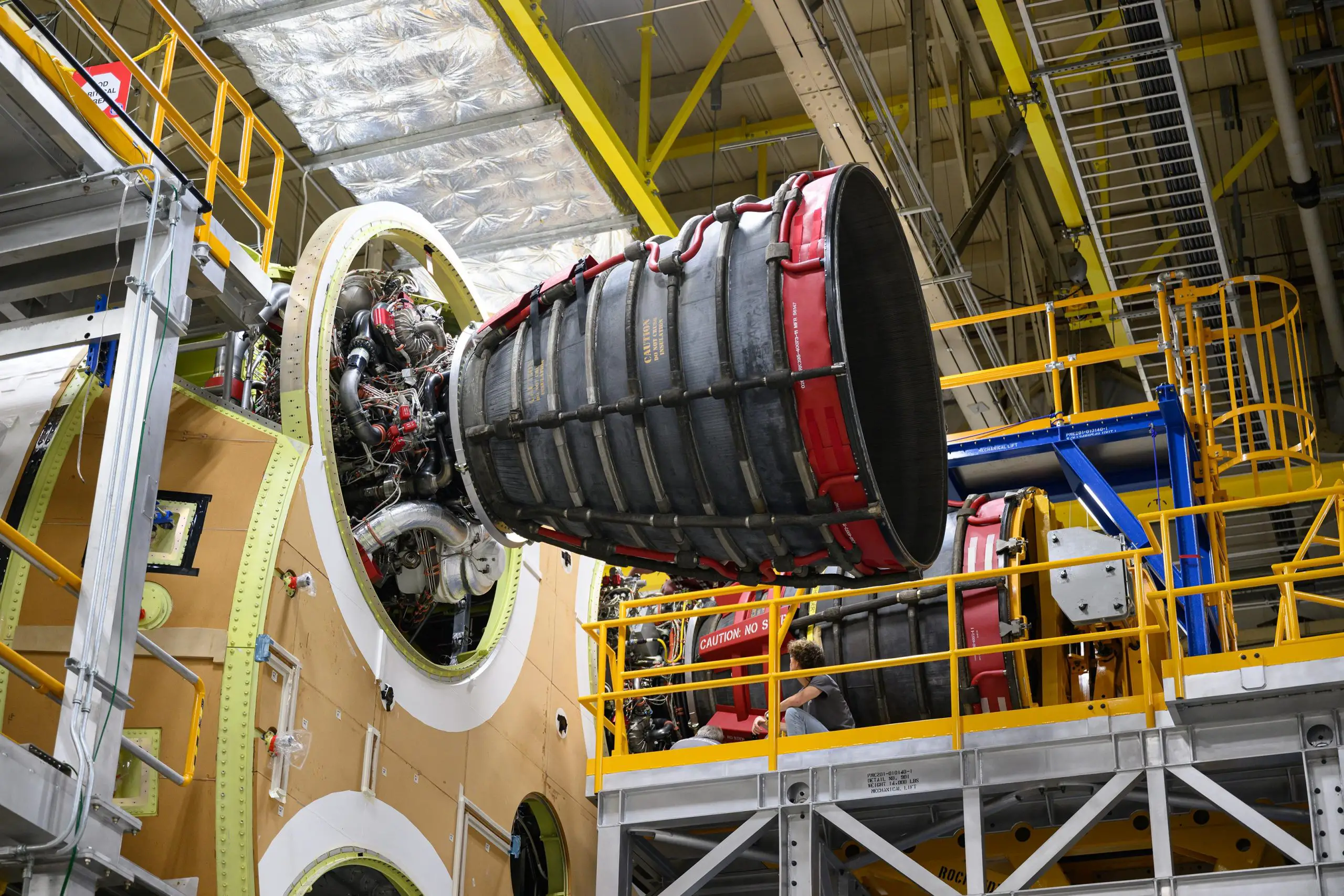 E2047-Engine-Installation-for-Artemis-II-Moon-Rocket-at-NASA-Michoud-scaled.webp