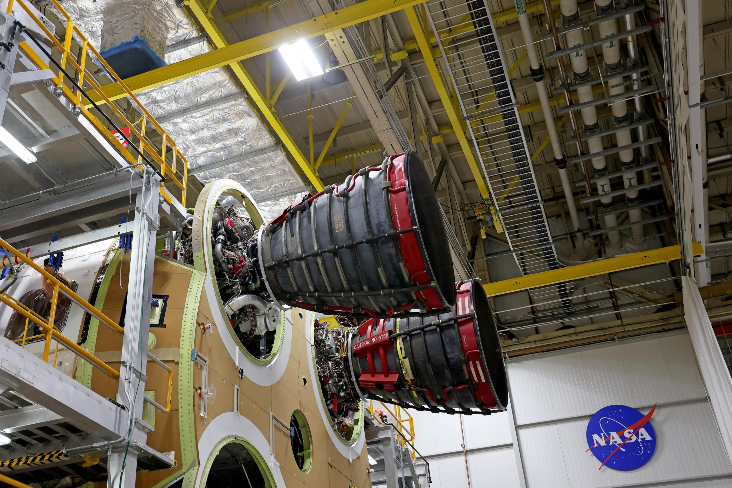 E2047-Rocket-Engine-Installation-for-Artemis-II-at-NASA-Michoud-scaled.webp