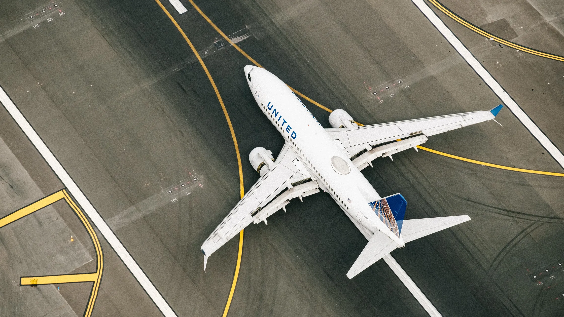 united airlines - chris-leipelt-XfGuPGBJyZc-unsplash.webp