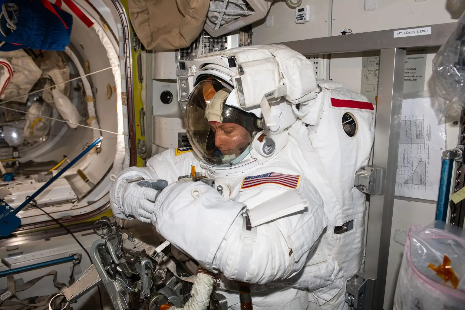 NASA-Astronaut-Loral-OHara-Tries-On-Spacesuit-1536x1024.webp
