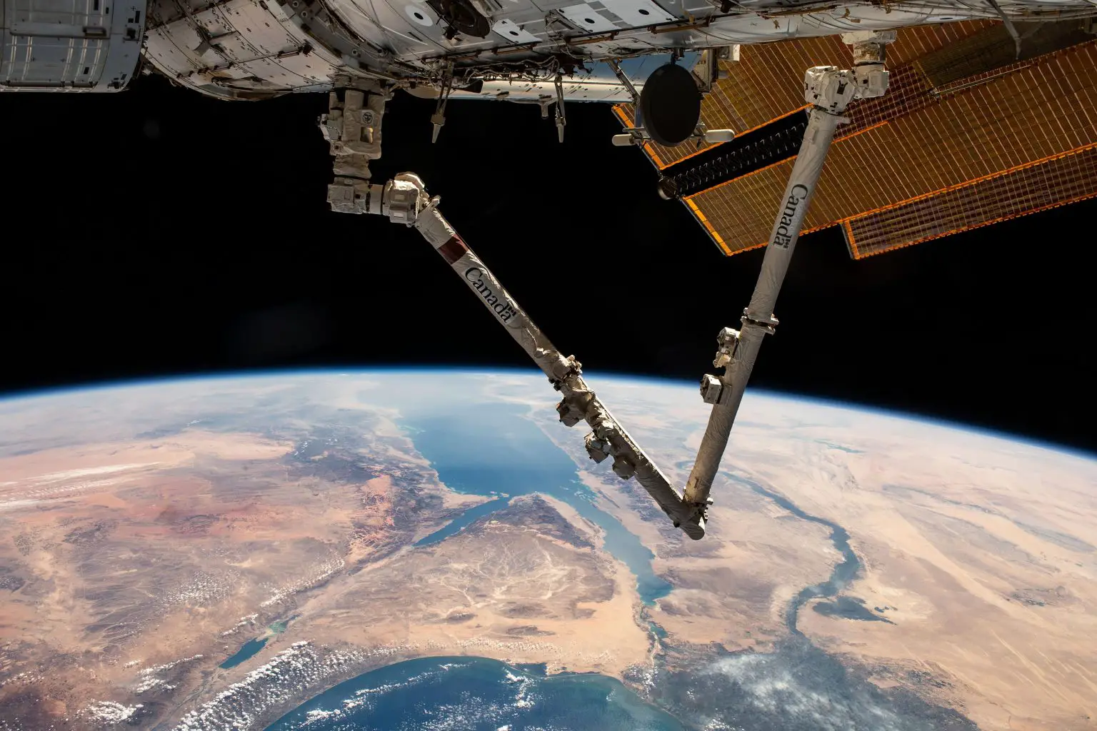 Canadarm2-Robotic-Arm-Extends-From-the-Space-Station-Above-Turkey-1536x1024.webp