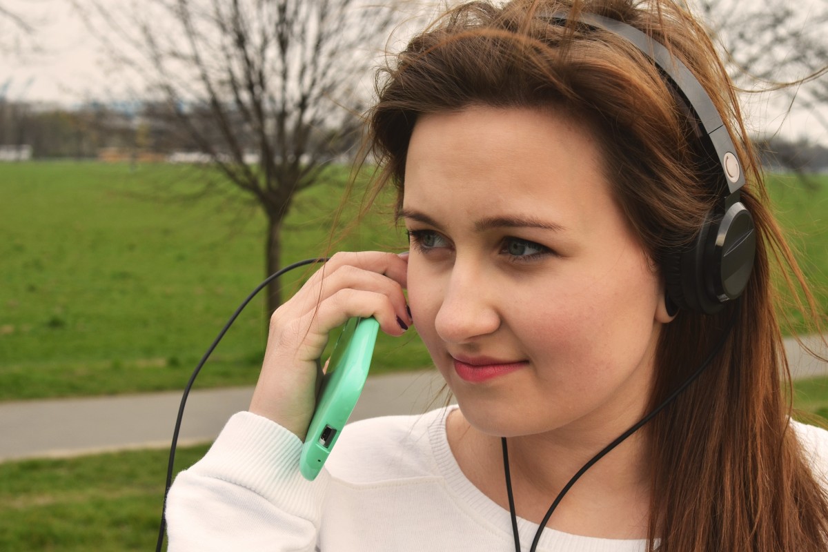 girl_headphone_smartphone_music_lifestyle_listening_happiness_cute-1407613.jpeg