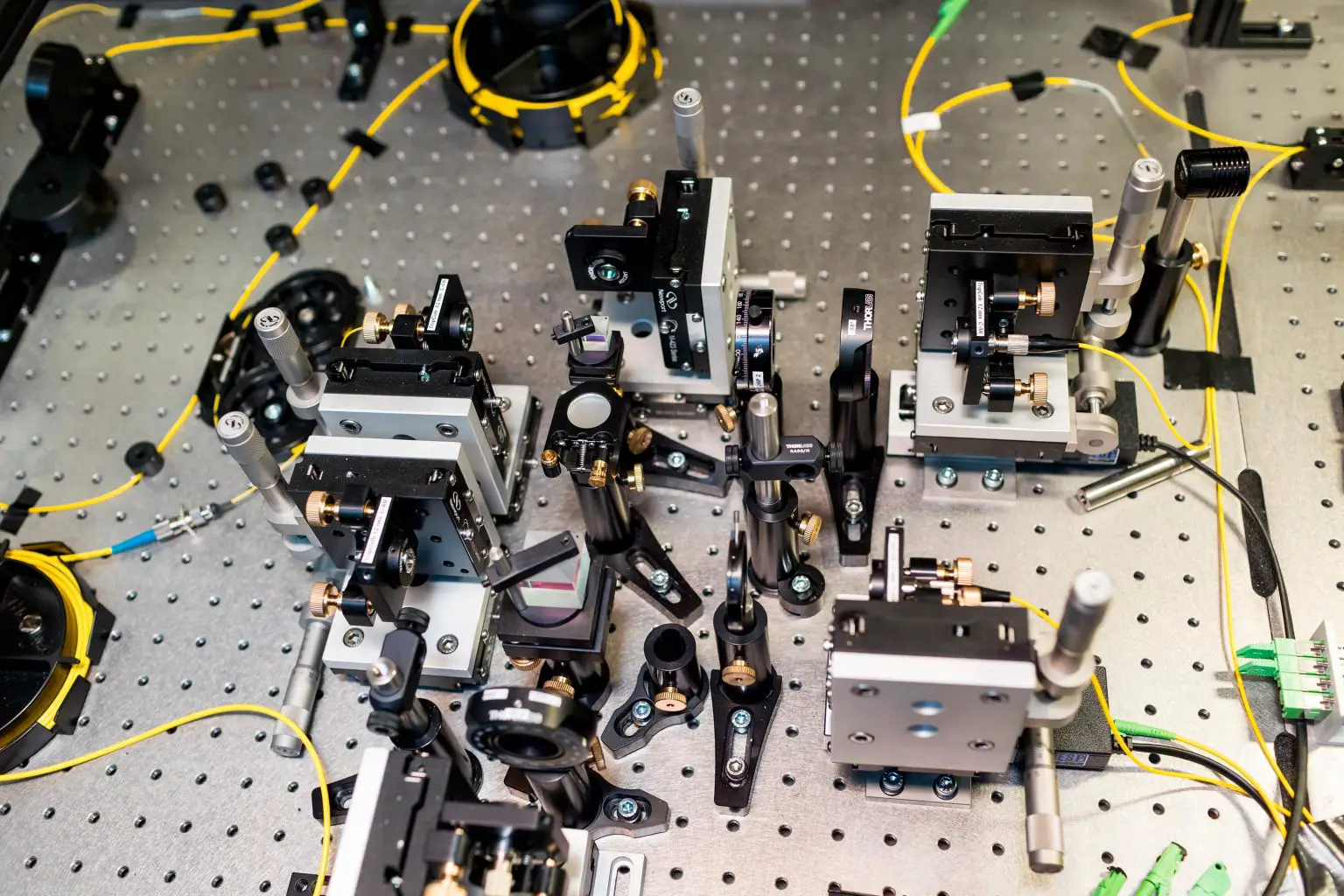 Linear-Path-to-Efficient-Quantum-Technologies-Experimental-Setup-1536x1024.webp