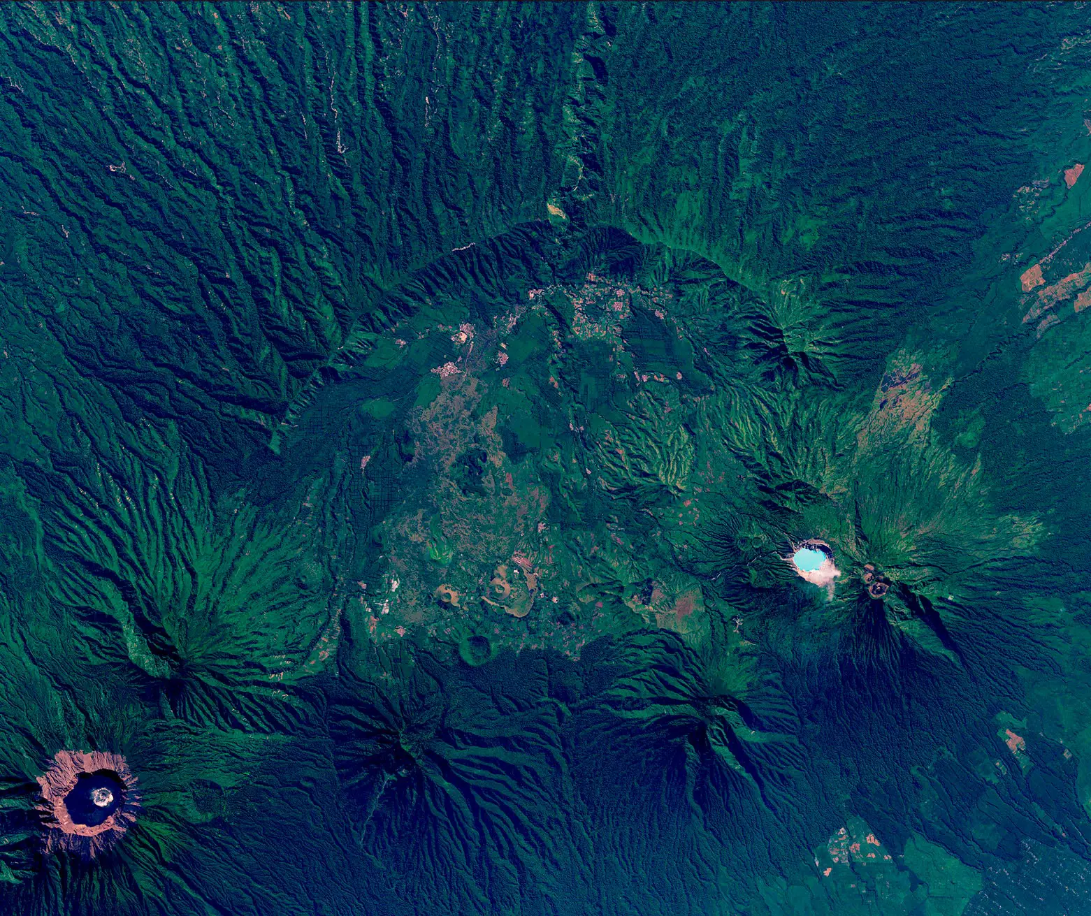 Kawah-Ijen-Crater-Lake-True-Color.webp