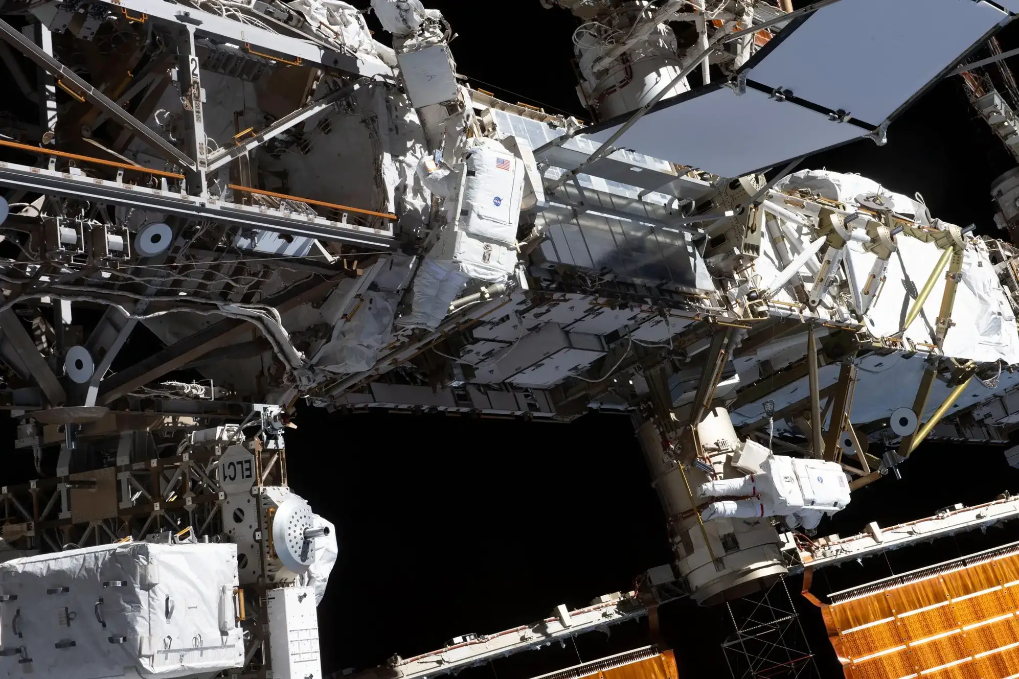 Astronauts-Loral-OHara-and-Jasmin-Moghbeli-Spacewalk-2048x1365.webp