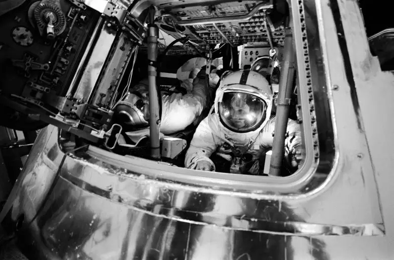 Apollo-16-Astronauts-in-Apollo-Command-Module-Mission-Simulator-777x513.webp