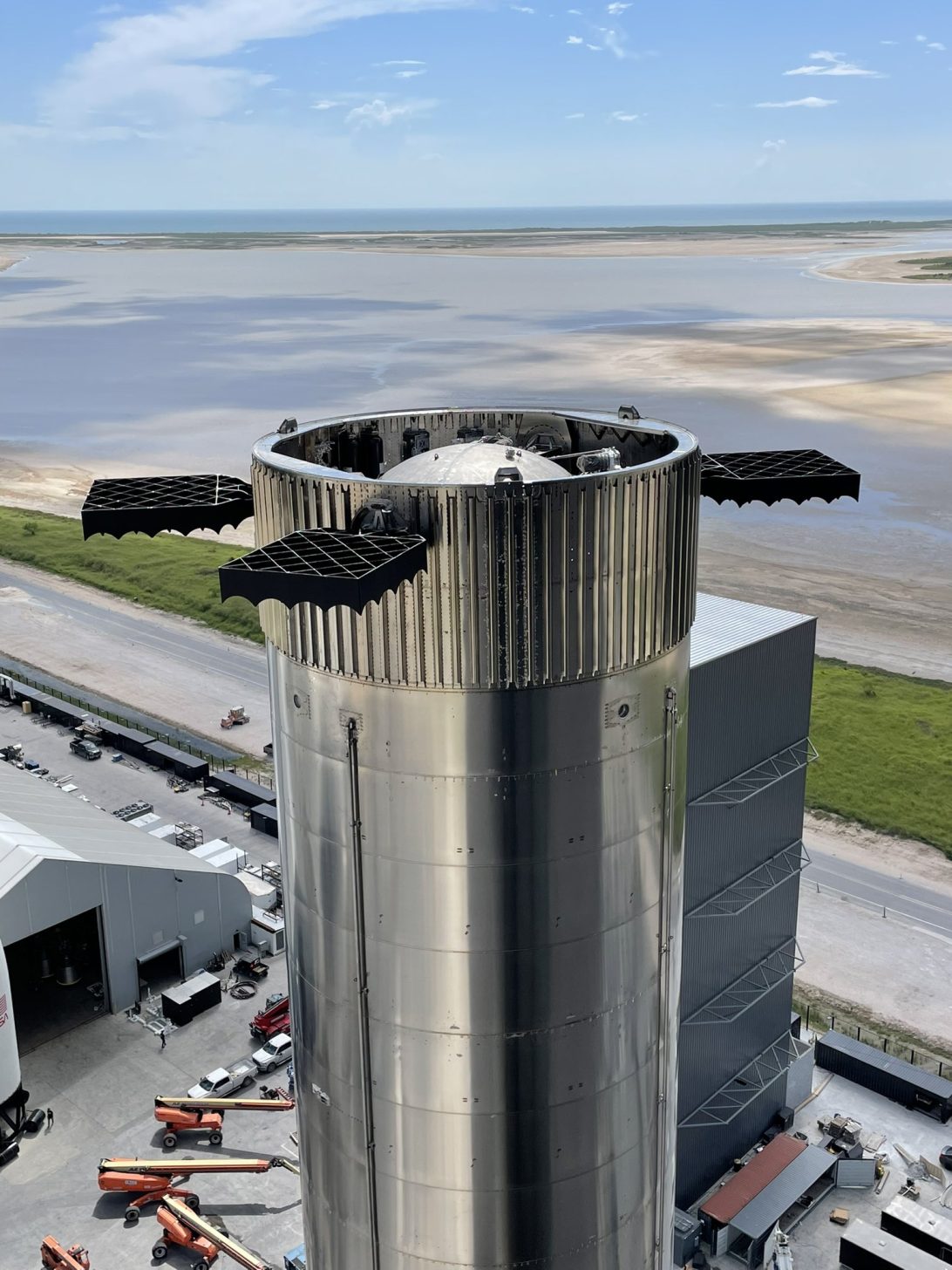 SPACEX-STARSHIP-SUPER-HEAVY-GRID-FIN-1092x1456.jpeg