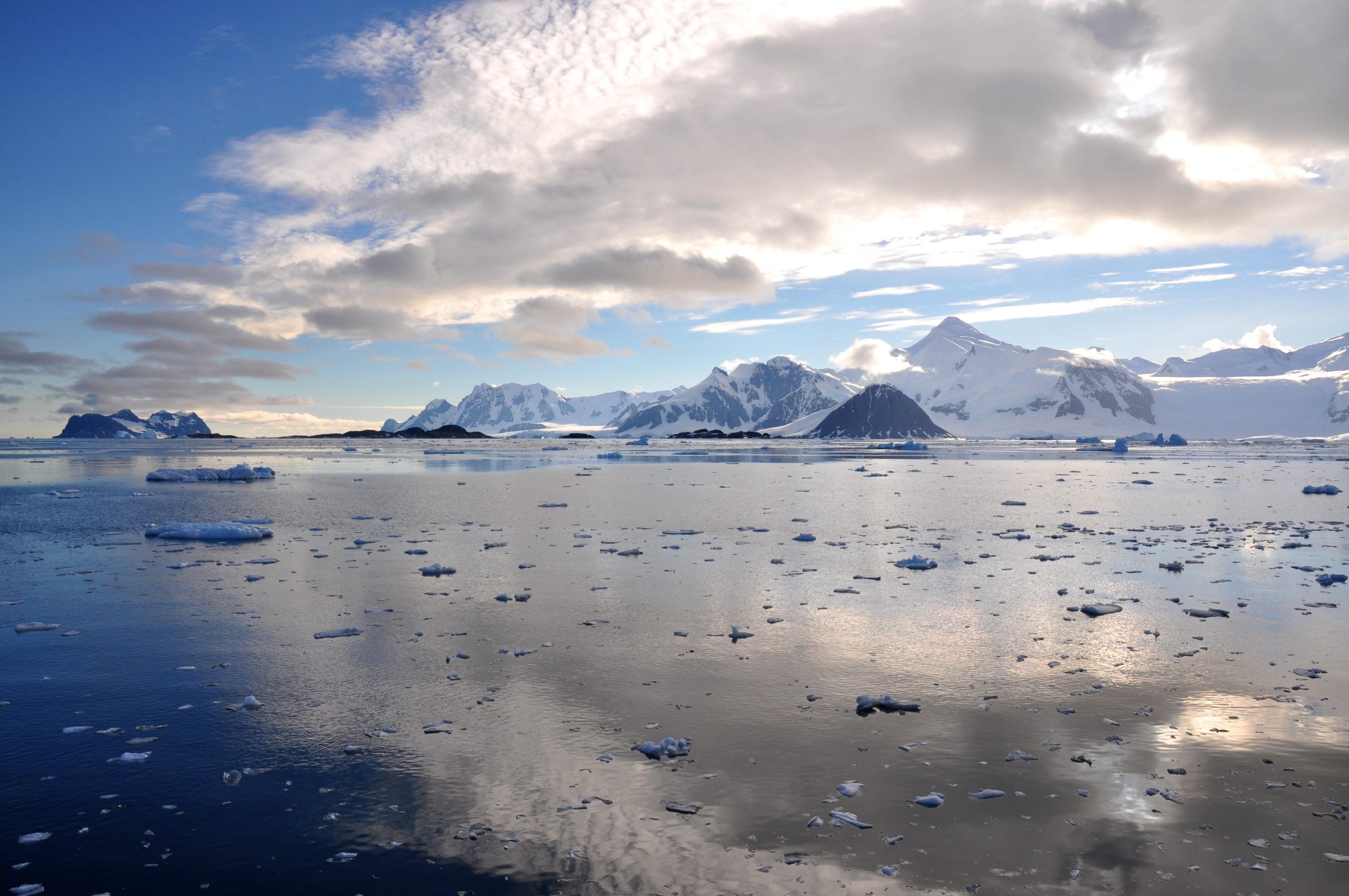 The-Mountainous-and-Icy-Coastline-of-the-Antarctic-Peninsula-scaled.jpg