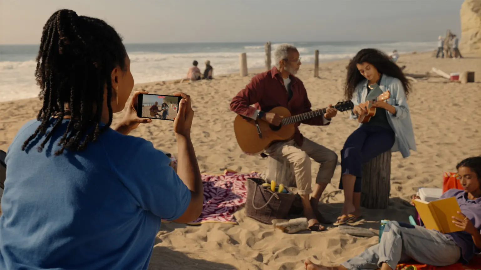 Apple-iPhone-15-Pro-spatial-video-capture-lifestyle_big.jpg.large_2x.webp