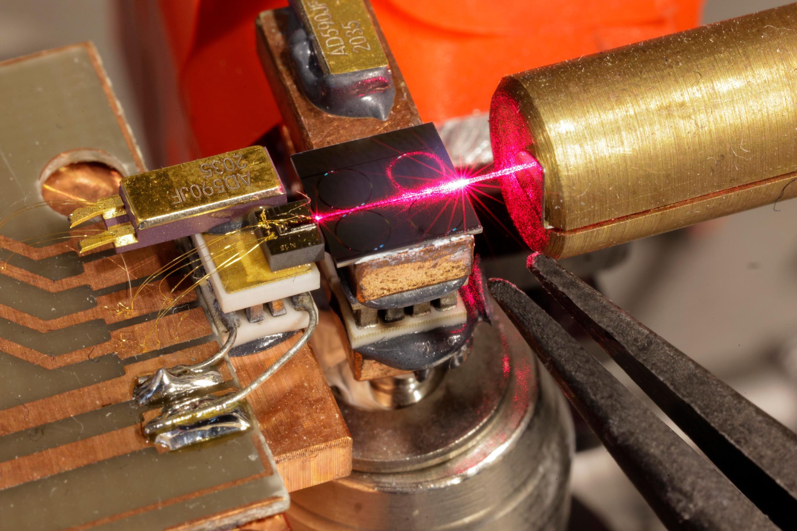 Micro-Resonator-Activated-by-Semiconductor-Laser-scaled.jpg