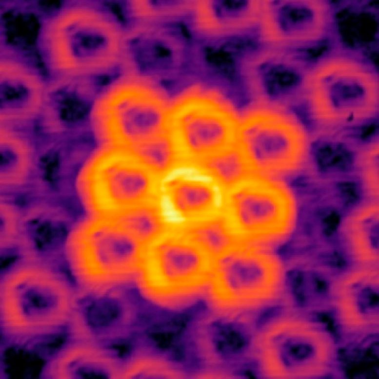 Doughnut-Shaped-Beams-of-Light-Small-Structure-Scatter-Pattern-777x777.jpg
