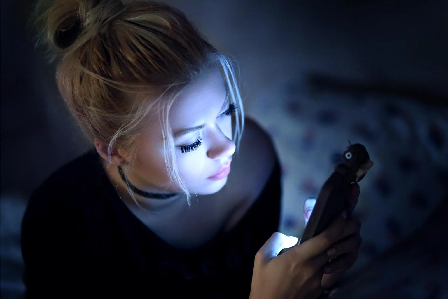Young-Woman-Smartphone-Glow-Night-1536x1024.webp