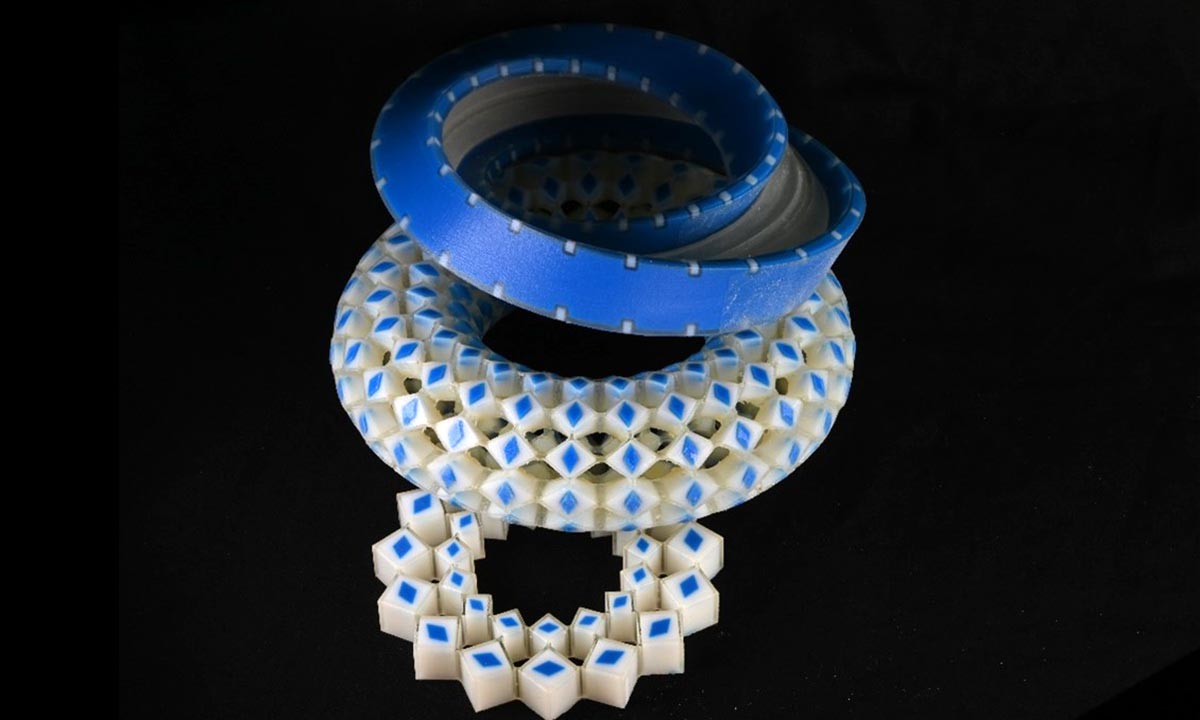 3D-Printed-Mobius-Strip-and-Two-Odd-Numbered-Metarings.jpg