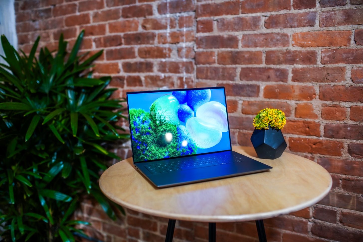 XPS-14_Dark-Lifestyle-Custom-1456x971.jpg
