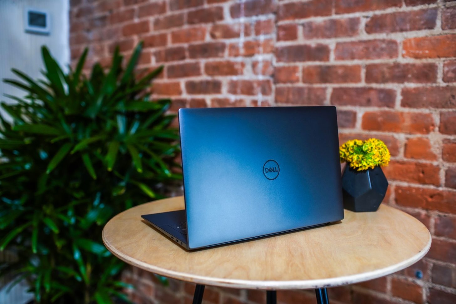 XPS-14_Dark-Lifestyle-Back-Custom-1456x971.jpg