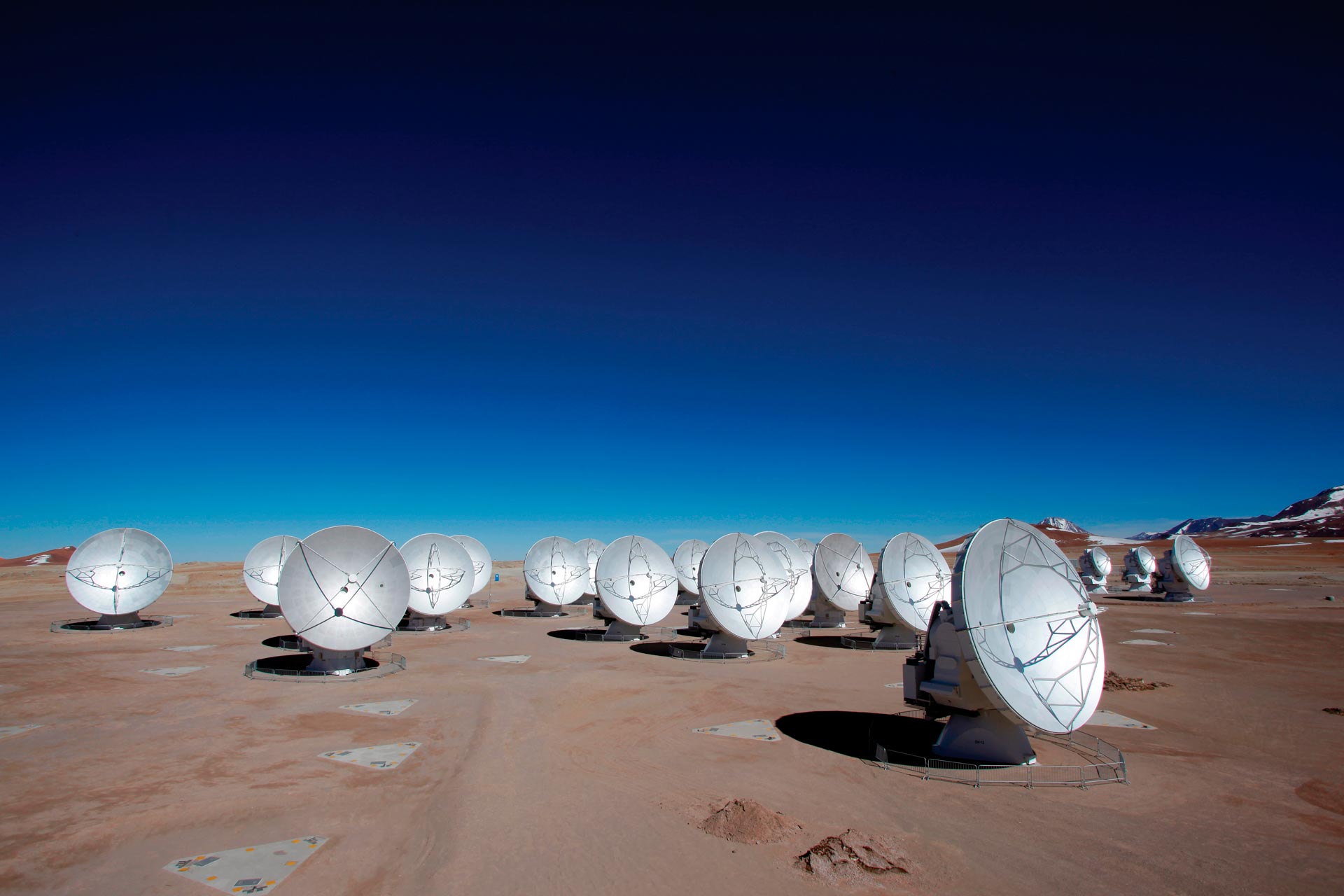 ALMA-Central-Array-Chajnantor-Plains.jpg