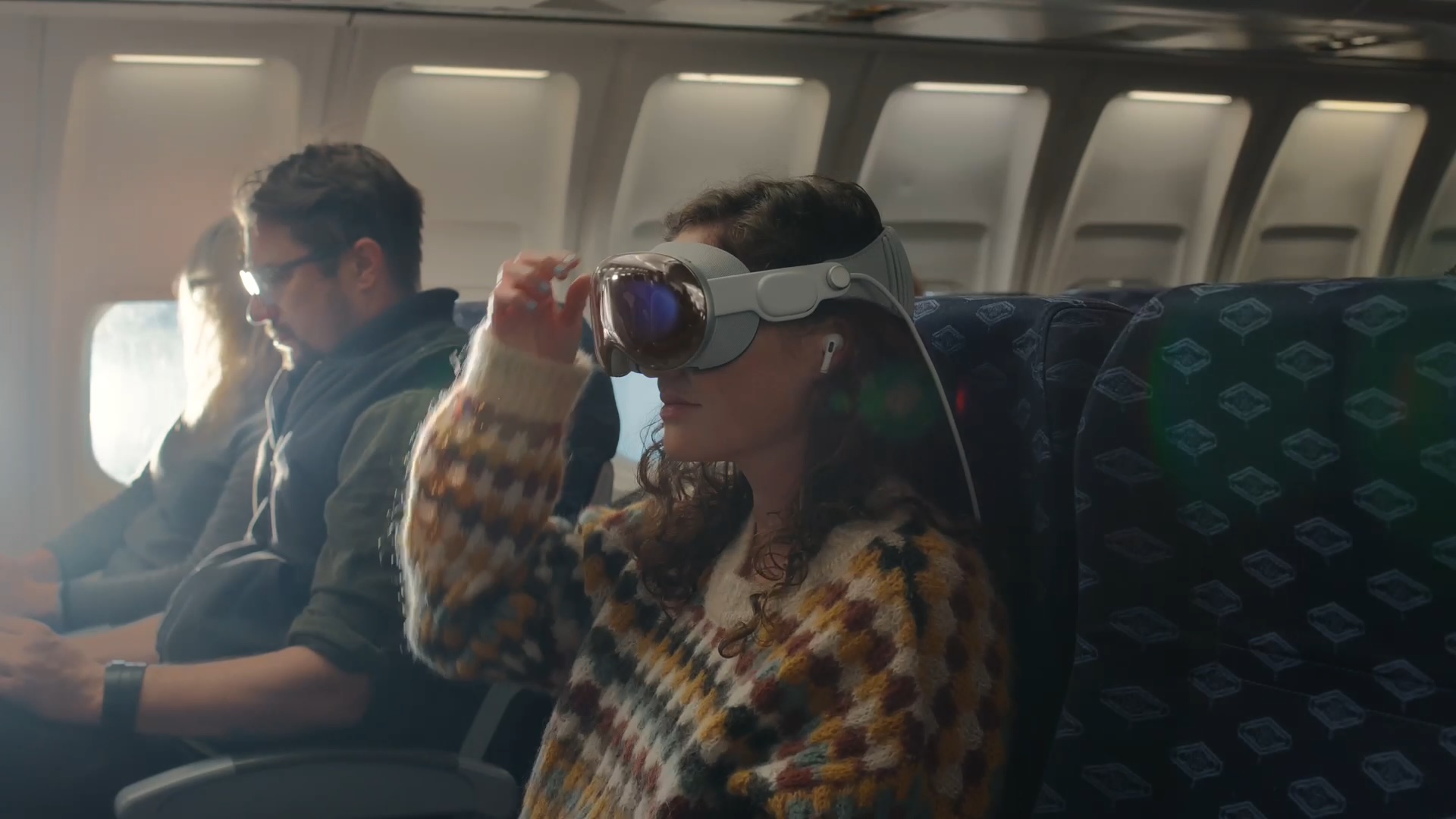 Apple-Vision-Pro-Travel-Mode[1].jpg