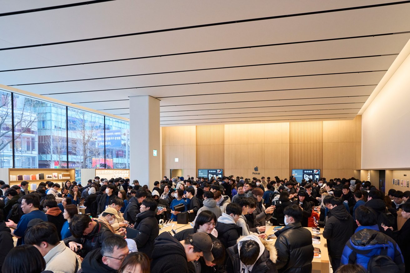 58210-118615-Apple-Hongdae-Seoul-opening-day-store-interior-xl.jpg
