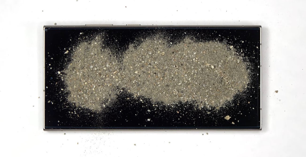 Galaxy-S24-Ultra-drop-and-scratch-test.jpg
