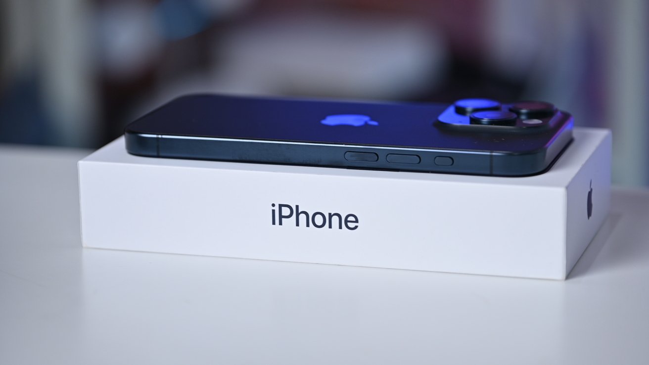 58327-118870-56493-114919-iPhone-15-Pro-on-Box-xl-xl.jpg