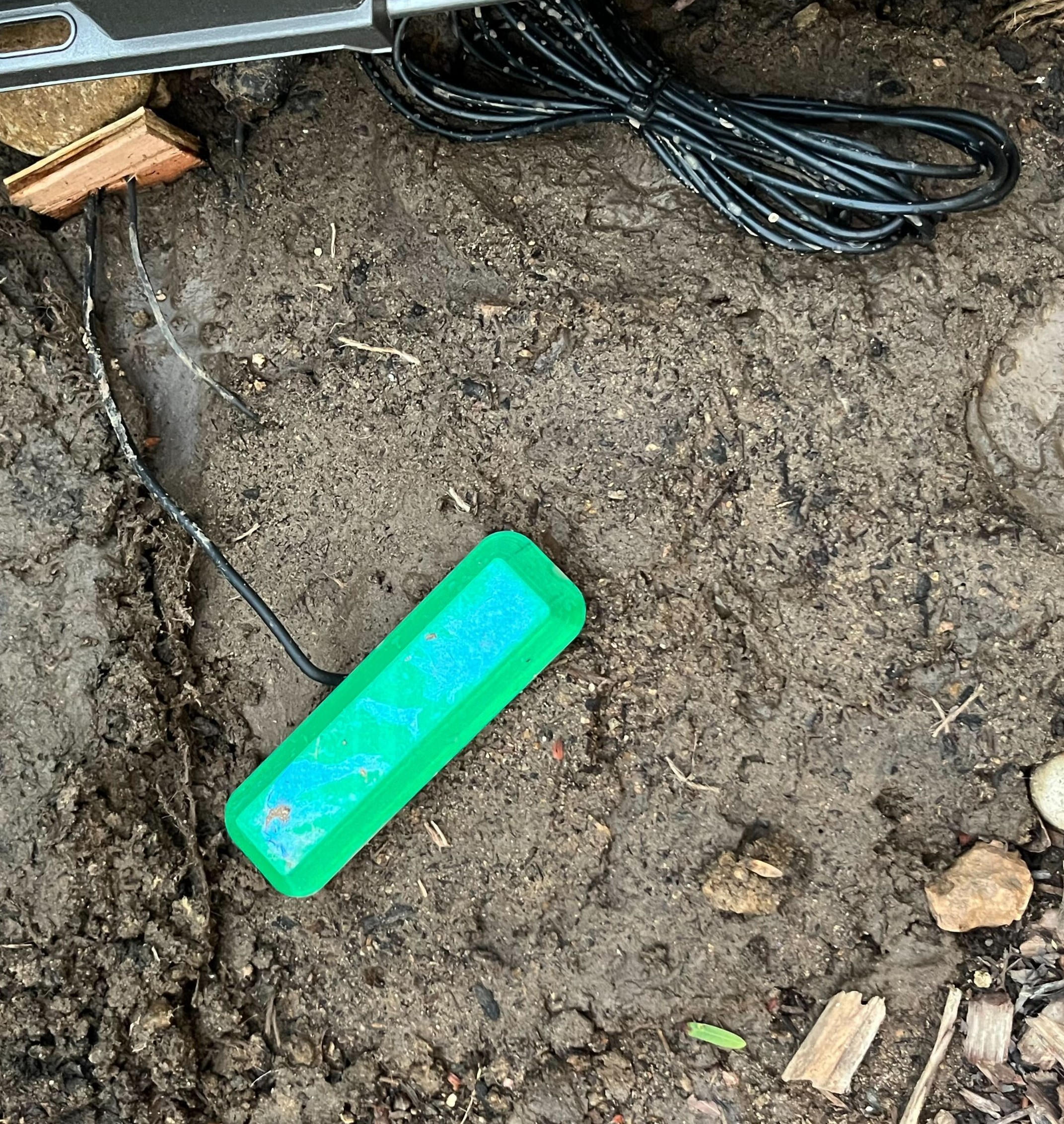 Soil-Powered-Fuel-Cell-Dirt.jpg