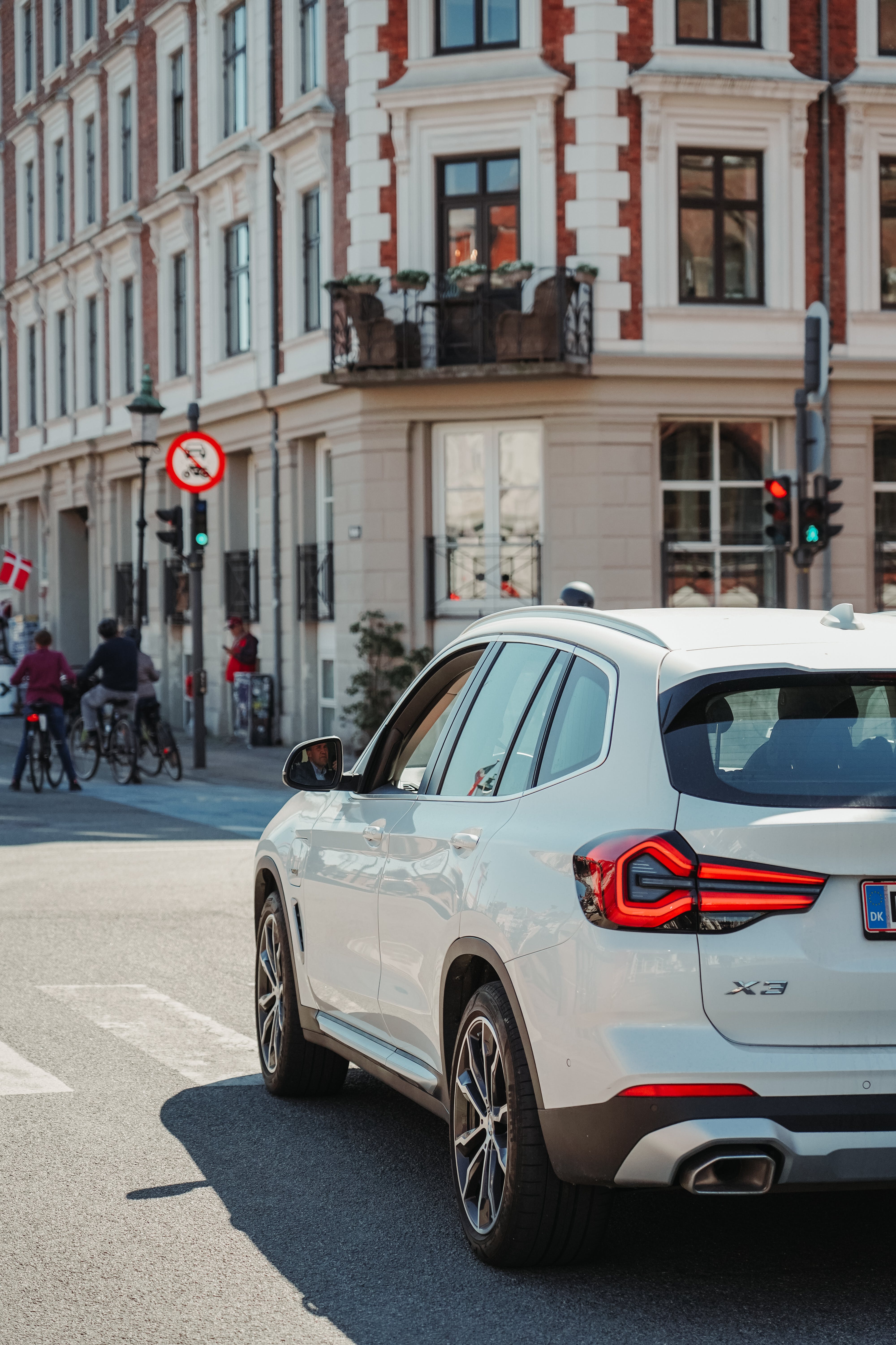 free-photo-of-photo-of-a-suv-car-on-a-street-of-an-european-city.jpeg