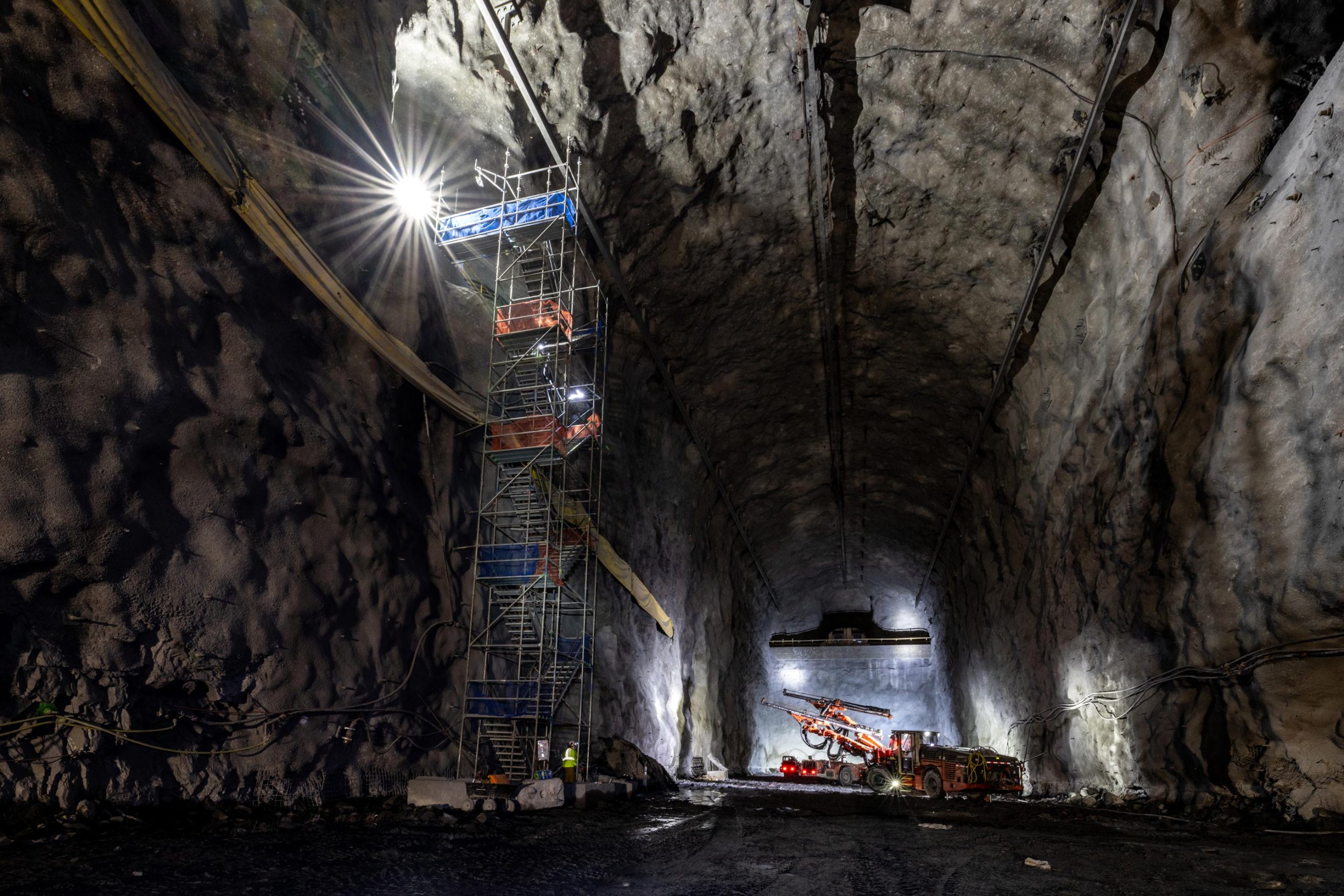 Construction-North-Cavern-DUNE-Experiment-scaled.jpg