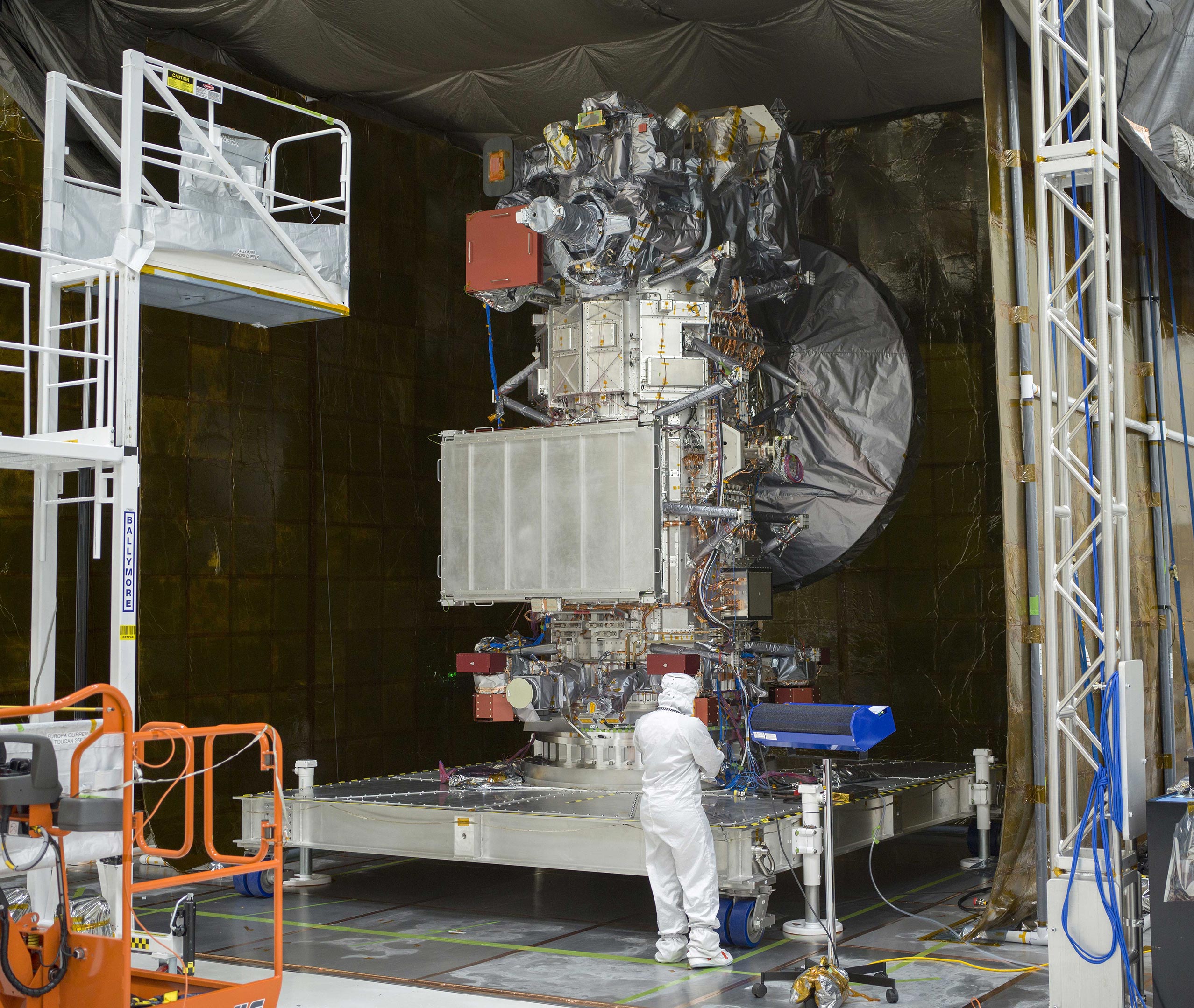 NASA-Europa-Clipper-With-All-Instruments-Installed.jpg