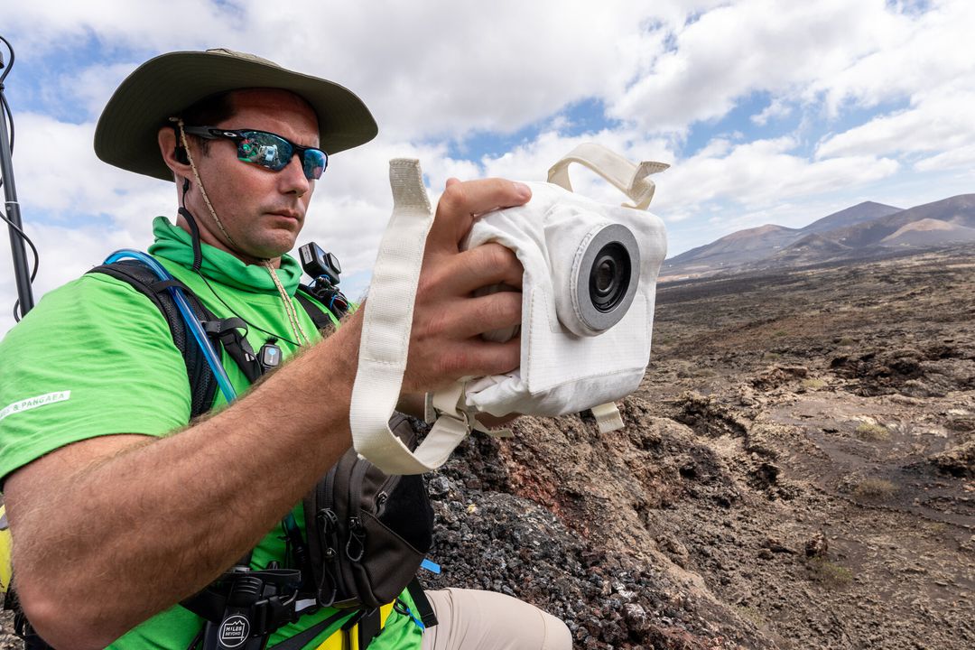 Thomas_Pesquet_using_the_Artemis_Moon_camera_pillars.jpg