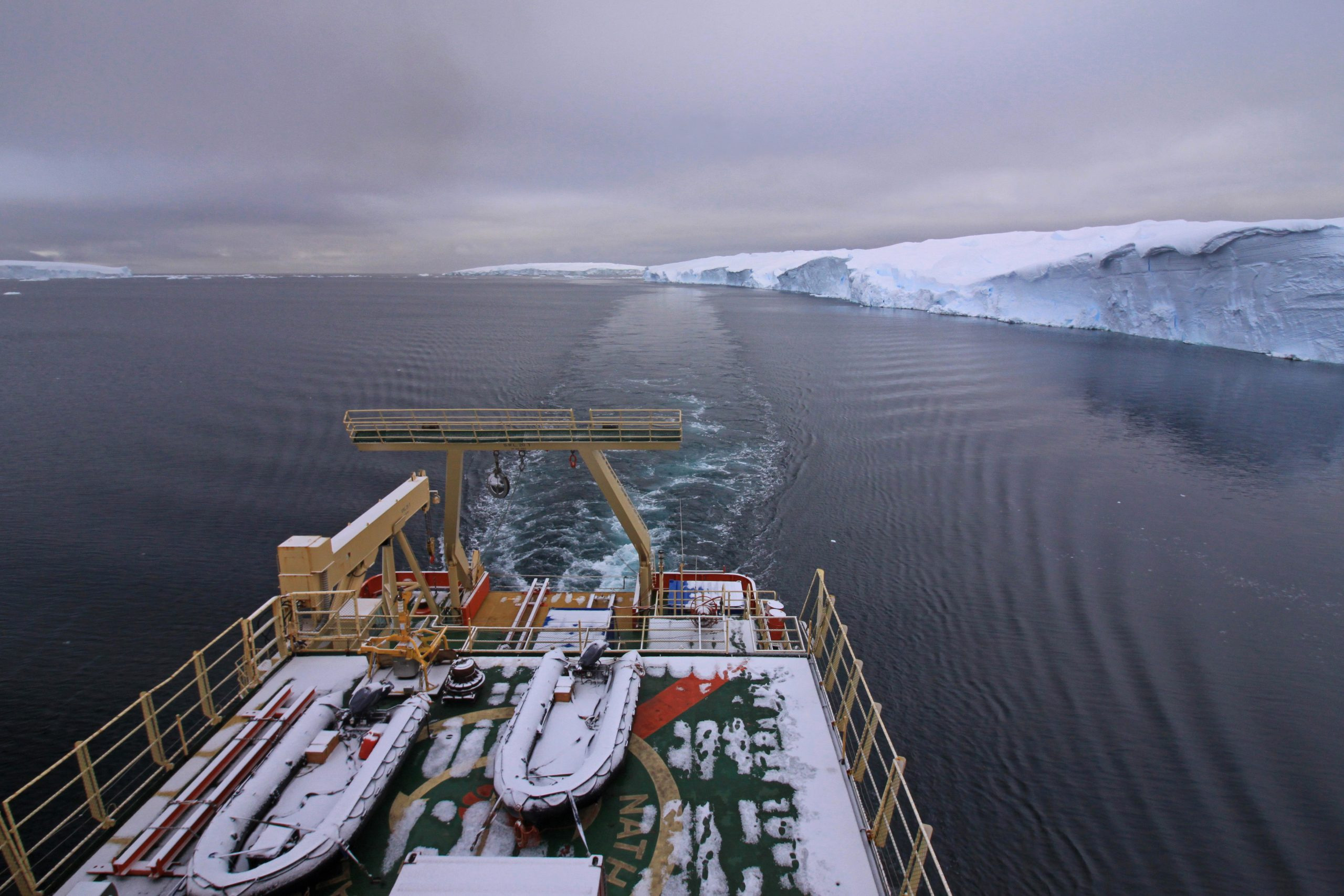 Nathaniel-B.-Palmer-Sails-Past-Thwaites-Glacier-scaled_jpg_92.jpg