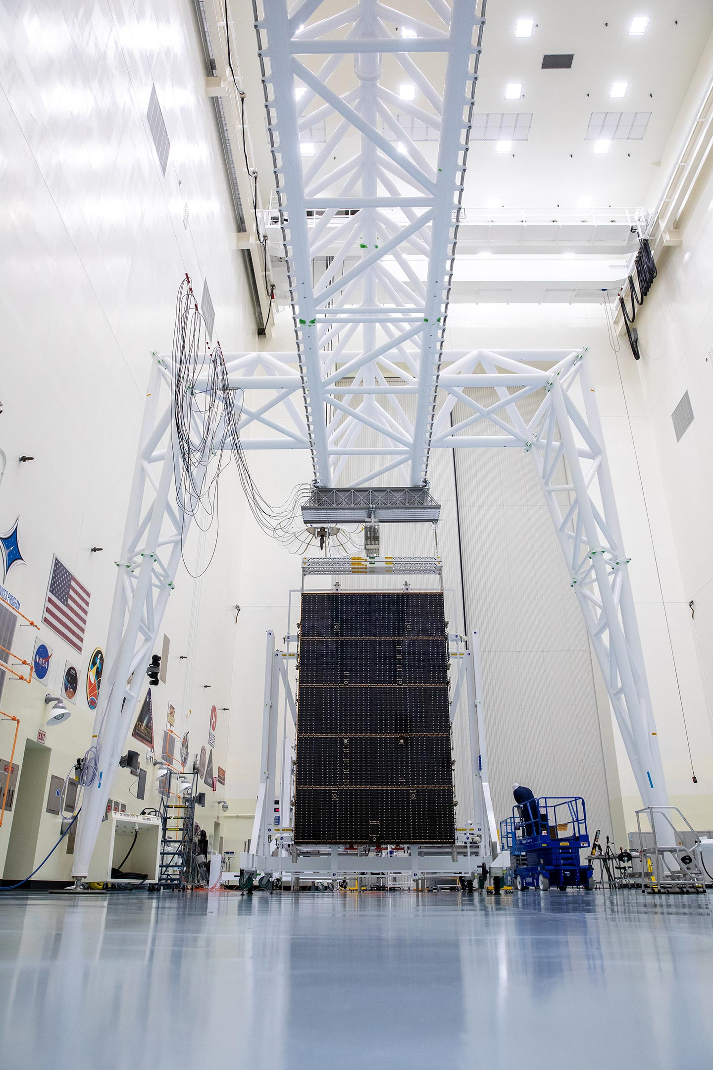 NASA-Europa-Clipper-Solar-Arrays-Inside-Payload-Hazardous-Servicing-Facility_jpg_92.jpg