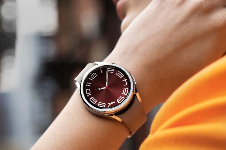 020-lifestyle-galaxy-watch6-classic-43mm-silver-728x485.jpg