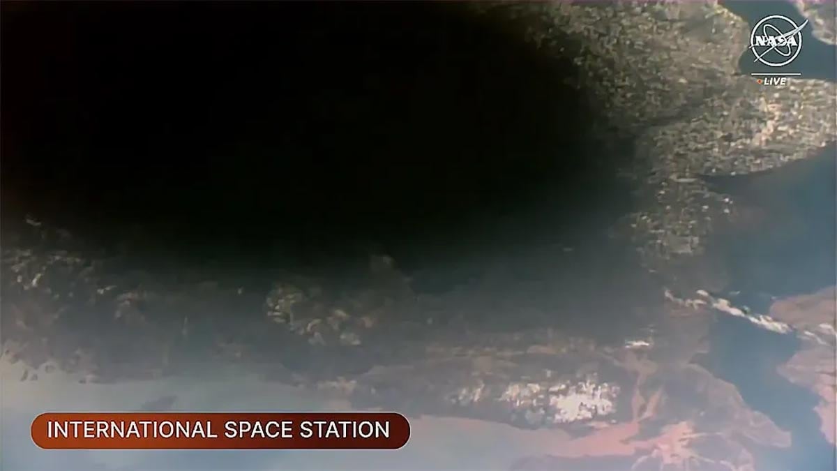 Moon-Shadow-Earth-Visible-Space-Station.jpg