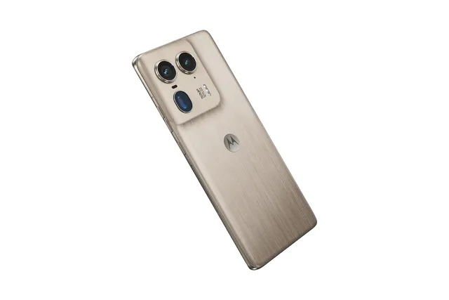motorola_edge_50_ultra_Nordic_Wood.webp