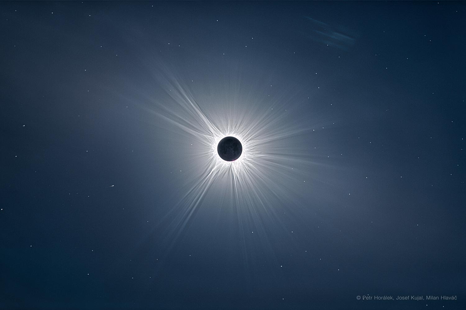 Doomed-SOHO-Comet-During-Solar-Eclipse.jpg