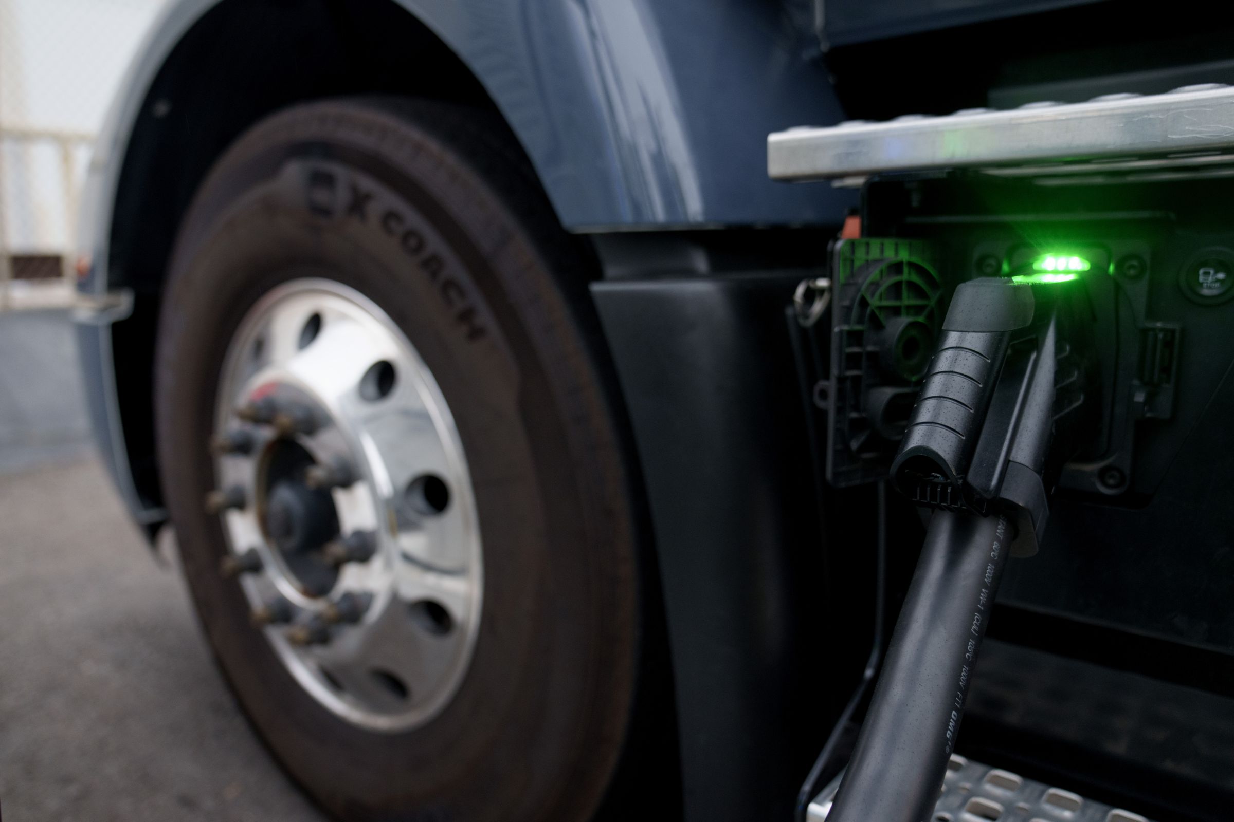 Amazon_Electric_Trucks_3.jpg