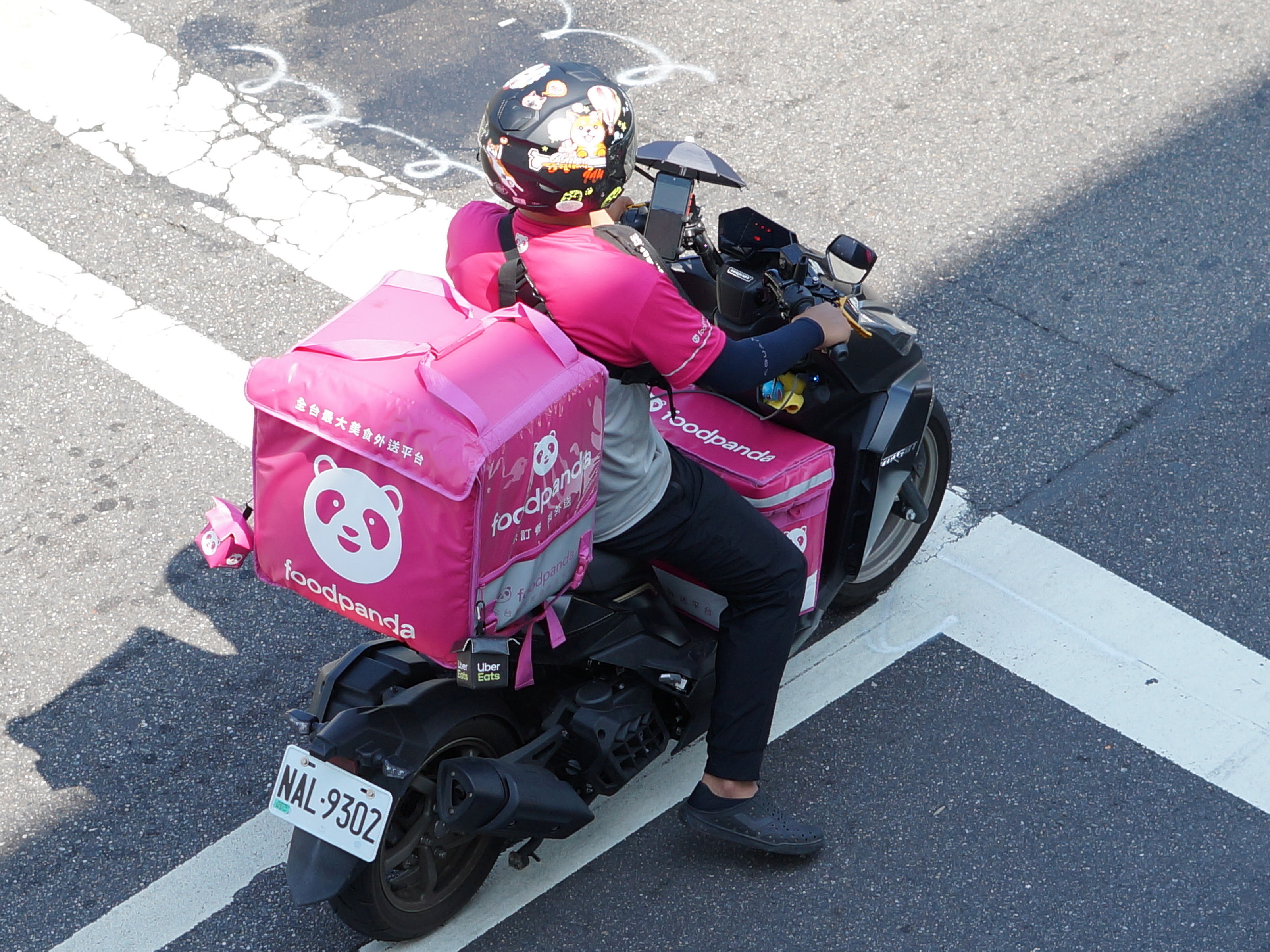 Foodpanda_NAL-9302_on_Zhongzheng_Road,_Keelung_20200919.jpg